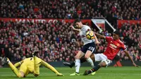Bek Tottenham, Ben Davies, menghadang tendangan gelandang Manchester United, Marcus Rashford, pada laga Premier League di Stadion Old Trafford, Manchester, Minggu (28/10/2017). MU menang 1-0 atas Tottenham. (AFP/Oli Scarff)