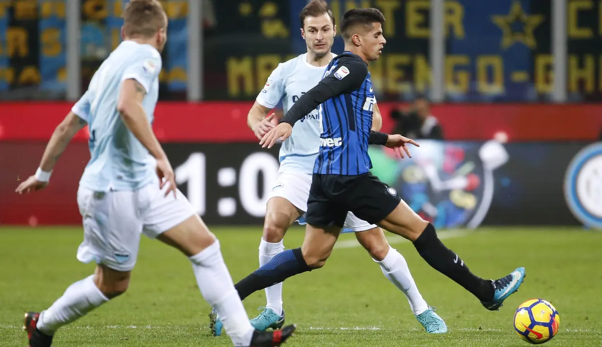 Bek Inter Milan, Joao Cancelo, berusaha melewati pemain Lazio pada laga Serie A, Italia, di Stadion Giuseppe Meazza, Milan Sabtu (30/12/2017). Inter Milan ditahan imbang 0-0 oleh Lazio. (AP/Antonio Calanni)