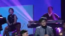 Ayah dan anak berkolaborasi dalam konser romantis bertema Beranda Cinta Yovie and His Friends yang disiarkan oleh stasiun SCTV. (Nurwahyunan/Bintang.com)