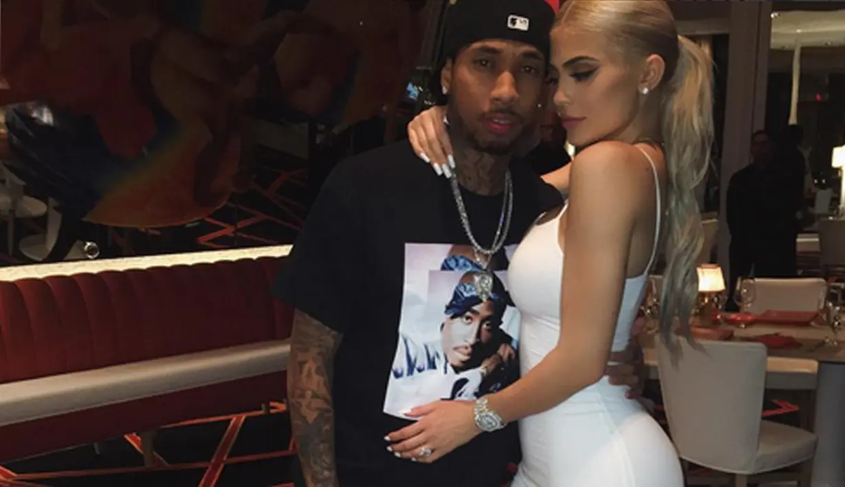 Di hari ulang tahun kekasihnya, Kylie Jenner memberikan hadiah spesial untuk Tyga. Selain memberikan kejutan spesial bersama King Kairo, Kylie pun mengunggah foto dimana ia dan Tyga berpose menantang. (Instagram/Kyliejenner)