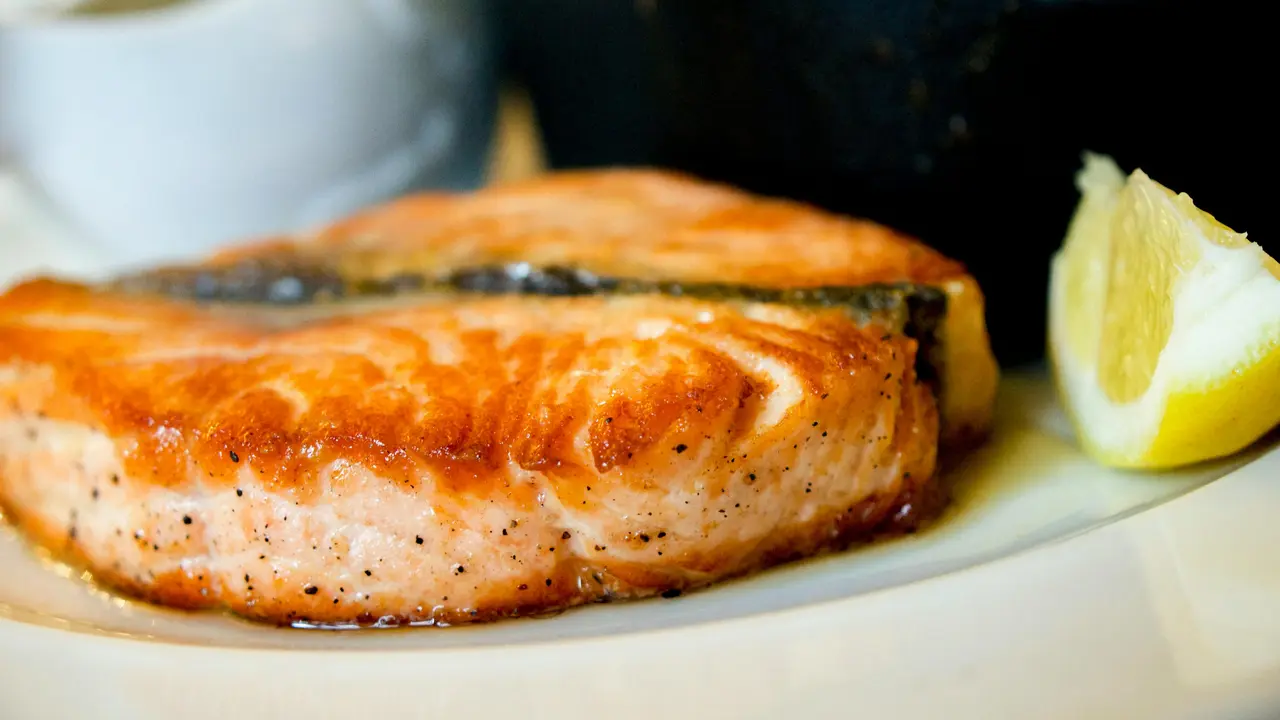 Cara Mudah Membuat Salmon Panggang dengan Saus Lemon Butter yang Bisa Jadi Menu Andalan di Rumah