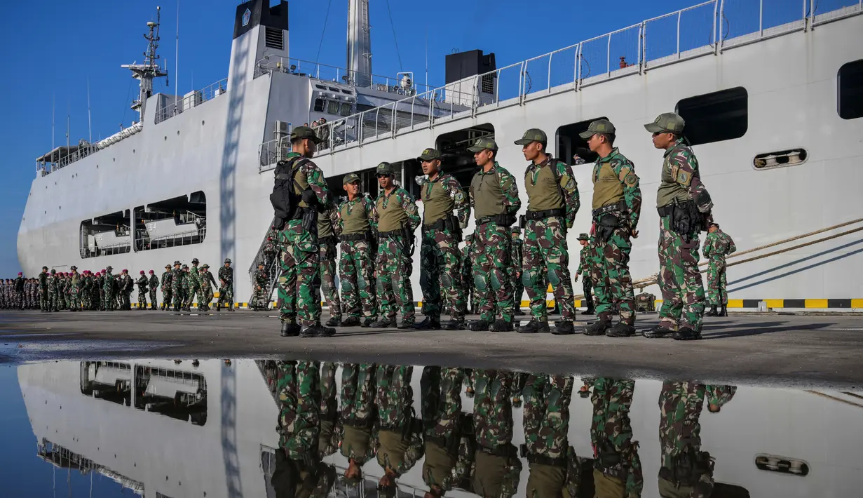 Personel Tentara Nasional Indonesia (TNI) berbaris selama upacara keberangkatan di depan KRI (Kapal Perang Indonesia) Makassar-590 di Pelabuhan Tanjung Priok, Jakarta, pada 29 Agustus 2025. (BAY ISMOYO/AFP)