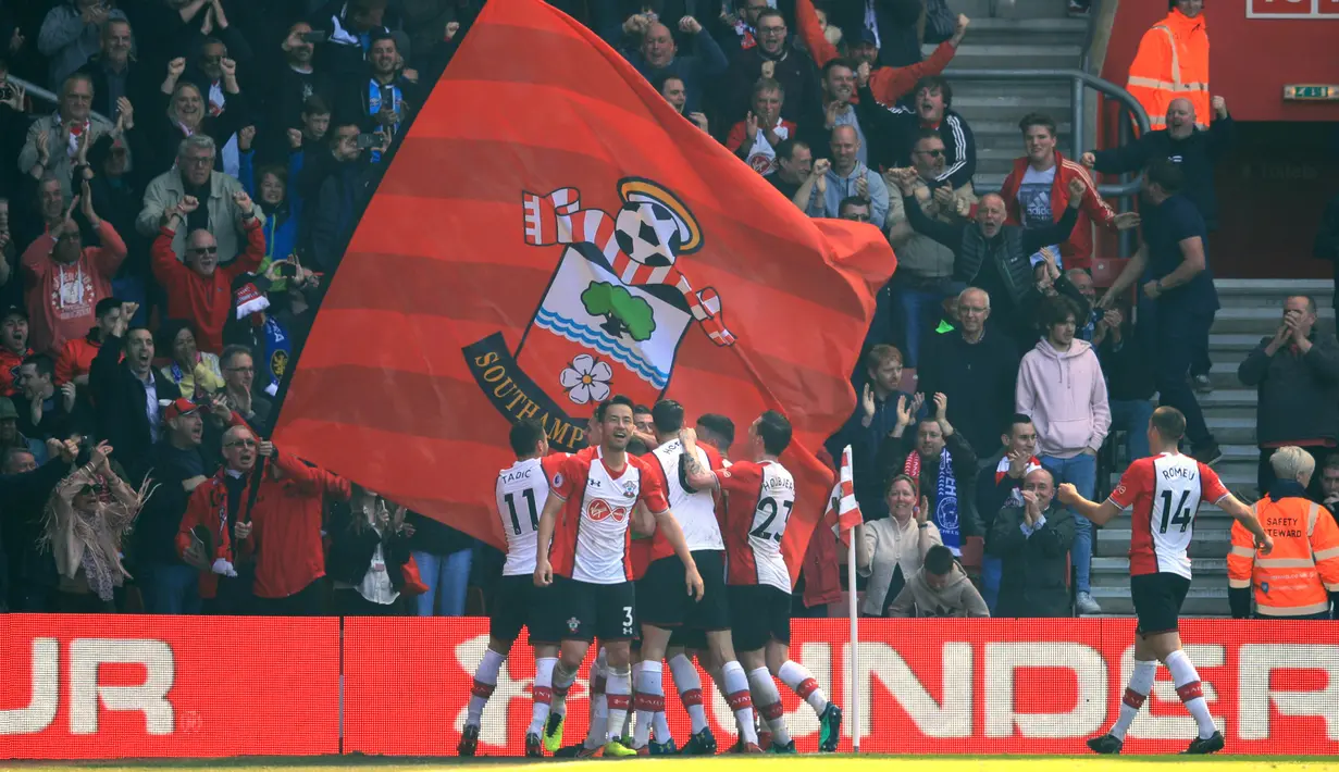 Para pemain Southampton merayakan gol Jan Bednarek ke gawang Chelsea pada lanjutan Premier League di St Mary's Stadium, Southampton, (14/4/2018). Chelsea menang 3-2. (Adam Davy/PA via AP)