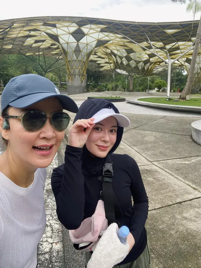Gantikan Hijab, 8 Inspirasi Outfit Ayana Moon dengan Topi dan Hoodie