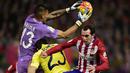 Kiper Villarreal, Alphonse Areola, duel udara dengan bek Atletico Madrid, Diego Godin, pada laga La Liga Spanyol di Stadion Vicente Calderon, Minggu (21/2/2016). Kedua tim bermain imbang 0-0. (AFP/Javier Soriano)