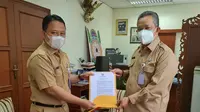 Kepala BKPSDM Kota Depok, Supian Suri menyerahkan SK PJ Sekda Kota Depok kepada Sri Utomo. (Istimewa)