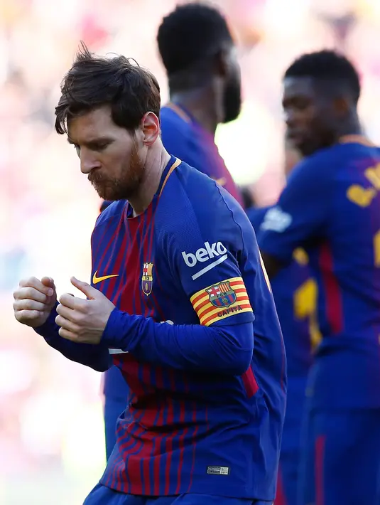 Lionel Messi saat berjoget usai mencetak gol ke gawang Athletic Bilbao di stadion Camp Nou, Spanyol (18/3). Lionel Messi berhasil mencetak satu gol pada menit ke-30 dan melakukan selebrasi yang tak biasanya. (AP Photo / Manu Fernandez)