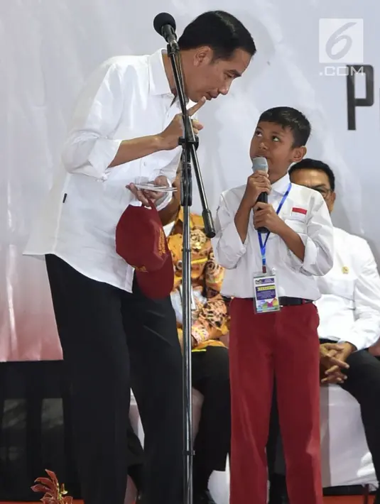 Presiden Joko Widodo atau Jokowi memberi pertanyaan kepada seorang siswa acara penyerahan KIP dan PKH di Kota Banjarbaru, Kalimantan Selatan (26/3). (Liputan6.com/Pool/Biro Setpres)