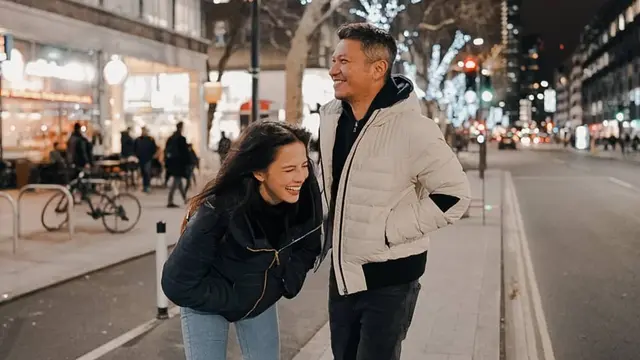 6 Potret Kebersamaan Gading Marten dan Juria Hartmans saat di London