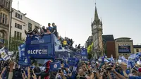 Pemain dan Official Leicester City disambut ribuan fans, (16/5/2016).  (EPA/Will Oliver)