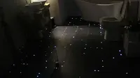 Lantai ini terlihat seperti biertaburan bintang di malam hari.
