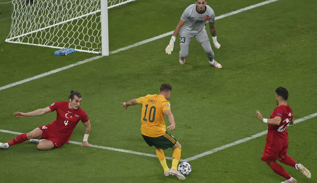 Pada menit keempat Aaron Ramsey mendapatkan peluang pertama lewat kerjasama apik bersama Gareth Bale. Sayangnya Ramsey tak mampu mengkonversi umpan Bale berkat kesigapan Ugurcan Cakir yang menghalau bola menggunakan kakinya. (Foto: AP/Pool/Dan Mullan)