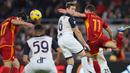 Striker AS Roma, Sardar Azmoun (kiri) melepaskan sundulan yang menghasilkan gol penyeimbang 1-1 ke gawang Lecce pada laga pekan ke-11 Liga Italia 2023/2024 di Olimpico Stadium, Roma, Senin (6/11/2023) dini hari WIB. (AFP/Alberto Pizzoli)