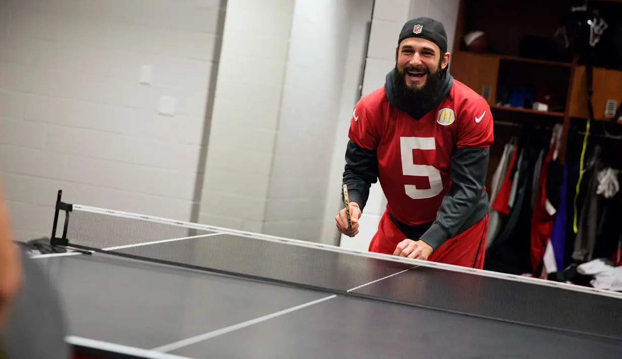 Pemain Atlanta Falcons, Matt Bosher beraksi bermain tenis meja di ruang ganti di Flowery Branch, Ga (26/1). Dengan bermain tenis meja para pemain american football ini dapat akrab dengan rekan-rekannya. (AP Photo/David Goldman)