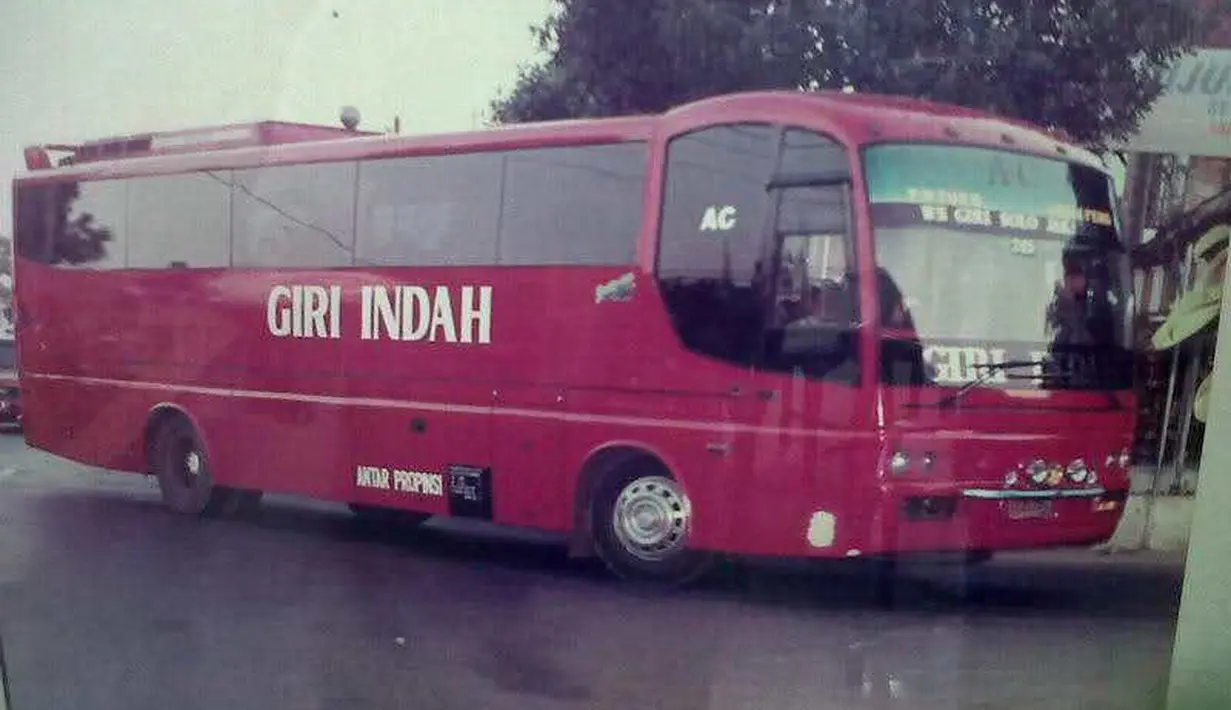 Restu Ibu Aeroclass HD milik PO Giri Indah ini kerap dijuluki ikan Louhan berkat atap bagian depan menonjol. (Source: awansan.com)