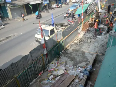 Pekerja mengerjakan pembangunan proyek revitalisasi pasar Ciputat yang sudah tak baik untuk transaksi jual beli, Tangerang Selatan, Jumat (4/9/2020). Pasar Ciputat akan diubah seperti pusat perbelanjaan pasar rakyat yang modern dengan kosep masih tetap pasar tradisional. (merdeka.com/Dwi Narwoko)