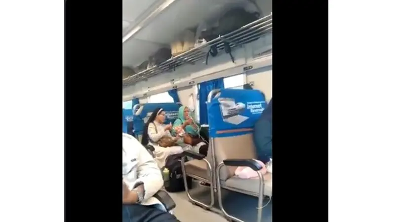 Video Biarawati dan Ibu Berhijab Berbagi Makanan di Kereta Ini Bikin Adem