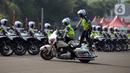 Polisi melakukan atraksi saat apel pasukan Operasi Patuh Jaya 2020 di Lapangan Polda Metro Jaya, Jakarta, Kamis (23/7/2020). Ada lima jenis pelanggaran yang jadi sasaran prioritas Operasi Patuh Jaya 2020 di antaranya penggunaan rotator dan sirene tidak sesuai ketentuan. (merdeka.com/Imam Buhori)