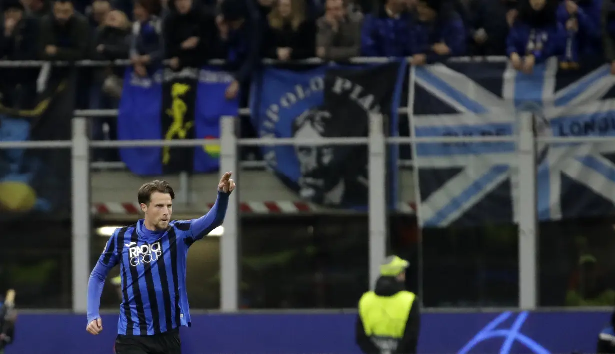 Bek Atalanta, Hans Hateboer berselebrasi usai mencetak gol ke gawang Valencia pada pertandingan leg pertama babak 16 besar Liga Champions di stadion San Siro di Milan, Italia, Rabu, (19/2/2020). Hateboer mencetak dua gol dipertandingan ini dan mengantar Atalanta menang 4-1. .  (AP Photo/Luca Bruno)