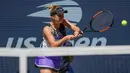 Petenis Ukraina, Elina Svitolina melakukan servis ke arah petenis Inggris, Johanna Konta pada perempat final AS Terbuka 2019 di Arthur Ashe Stadium, Selasa (3/9/2019). Elina Svitolina menjadi petenis perempuan Ukraina pertama yang melaju ke semifinal AS Terbuka. (AP/Frank Franklin II)