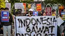 Para siswa memprotes kenaikan harga Bahan Bakar Minyak (BBM) non-subsidi dan menyerukan kepada pemerintah untuk menghentikan program Makan Bergizi Gratis (MBG) di Surabaya, Jawa Timur, Senin 15 Juni 2026. (JUNI KRISWANTO/AFP)