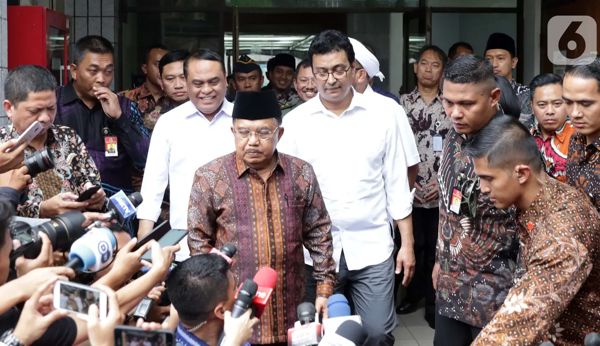 Wakil Presiden RI, Jusuf Kalla (tengah) bersiap memberi keterangan usai melihat kondisi terakhir Menko Polhukam Wiranto yang dirawat di RSPAD, Jakarta, Kamis (10/10/2019). Jusuf Kalla datang melihat kondisi Wiranto yang dirawat pasca peristiwa penusukan di Banten. (Liputan6.com/Helmi Fithriansyah)
