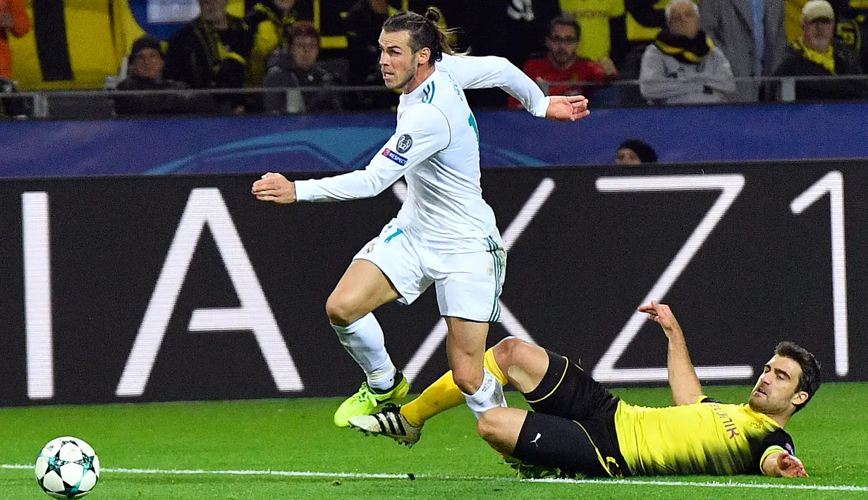 Pemain Real Madrid, Gareth Bale berusaha mengejar bola dalam lanjutan Liga Champions melawan Borussia Dortmund di Signal Iduna Park, Rabu (27/9). Satu gol Bale mewarnai kemenangan Real Madrid 3-1. (AP/Michael Probst)