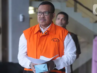 Agus Suryanto, staf khusus Bupati Kudus Muhammad Tamzil berjalan keluar akan menjalankan salat jumat saat diperiksa penyidik di Gedung KPK, Jakarta, Jumat (22/11/2019). Agus Suryanto diperiksa sebagai tersangka terkait kasus suap pengisian jabatan perangkat daerah Kabupaten Kudus tahun 2019. (merdek