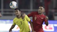 Striker Indonesia, Beto Goncalves duel udara dengan bek Malaysia, Shahrul Mohd Saad, pada laga kualifikasi Piala Dunia 2022 di SUGBK, Jakarta, Kamis (5/9). Indonesia takluk 2-3 dari Malaysia. (Bola.com/M Iqbal Ichsan)