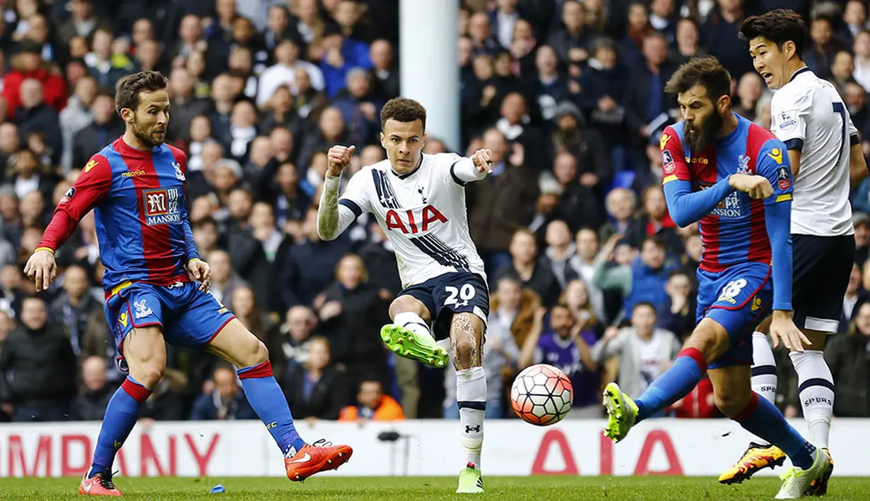 Gelandang Tottenham, Dele Alli, melepaskan tendangan ke gawang Crystal Palace. Mendapat dukungan penuh karena bermain di kandang, Spurs gagal memanfaatkannya untuk meraih kemenangan. (Reuters/Darren Staples)