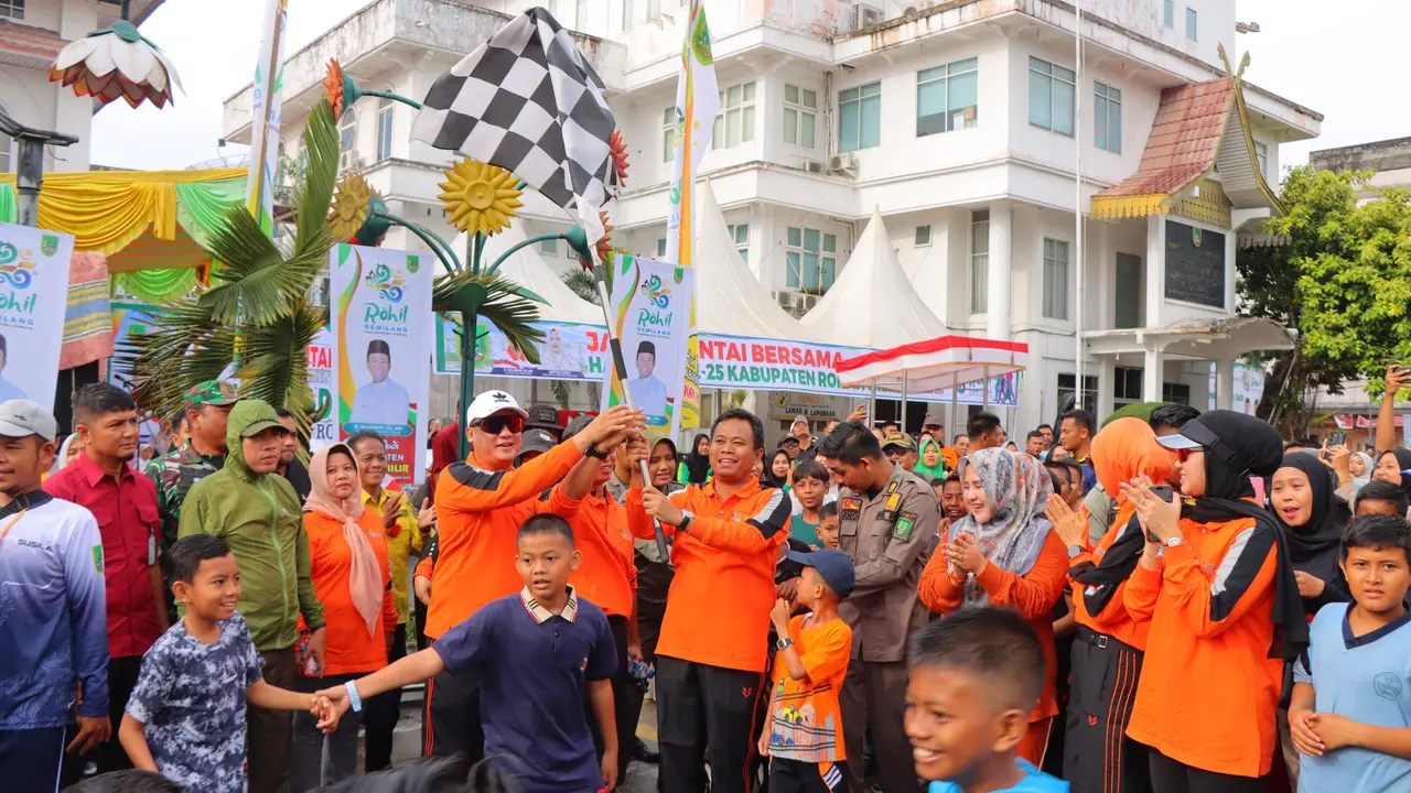 Kapolres Rokan Hilir AKBP Isa Imam Syahroni dan Plt Bupati Sulaiman melepas jalan santai dalam peringatan HUT Rohil.
