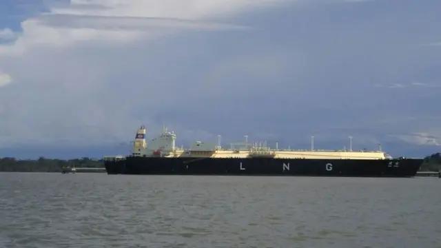 Kapal tanker Min Rong dari China untuk kontrak Fujian sedang mengisi muatan LNG atau gas alam cair.