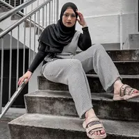 Nathalie Holscher tampil juga tampil mengenakan outfit abu-abu bermotif two pieces, yang dipadukak inner dan kerudung hitamnya. @natahlieholscher
