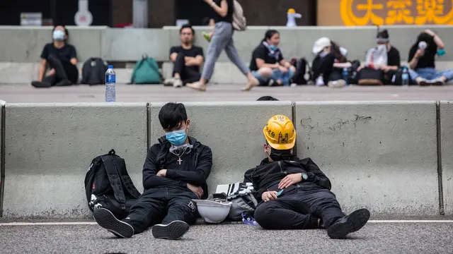 Lelah Berunjuk Rasa, Penolak RUU Ekstradisi Hong Kong Tidur di Jalanan