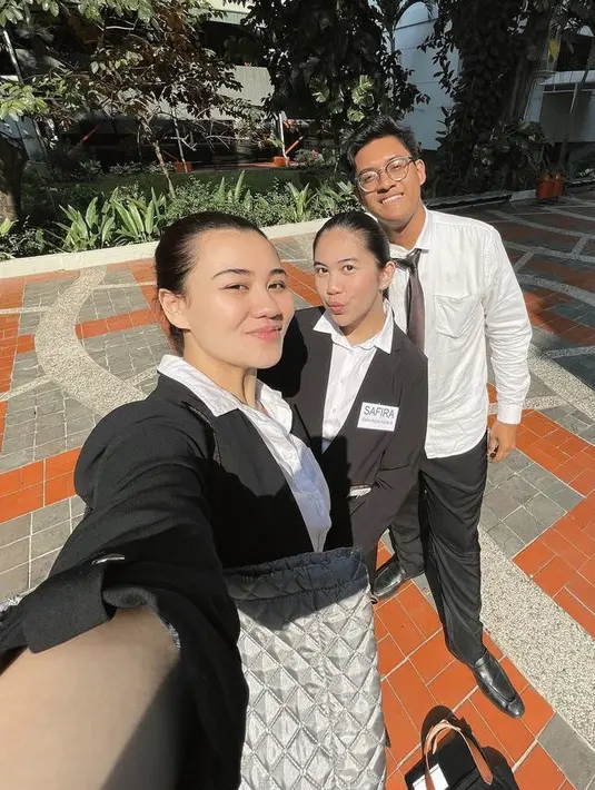 Aaliyah pun mengikat ke belakang rambut panjangnya. Ia pun tampil tanpa makeup berlebih dan terlihat natural namun tetap glowing. [@aaliyah.massaid]