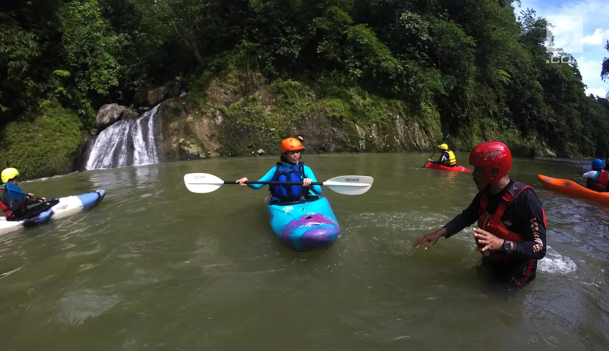 Peserta sekolah Kracak Kayak melakukan teknik mendayung saat simulasi sungai Cianten, Desa Situ Udik, kecamatan Cibungbulang, Bogor, Jawa Barat, Kamis (18/3). Kegiatan ini diikuti oleh ibu-ibu. (Merdeka.com/Imam Buhori)