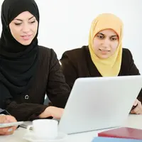 Jangan sampai pekerjaan jadi berantakan, lantaran kamu tidak fokus di kantor saat jalani puasa Idul Adha. | via: recruiter.com