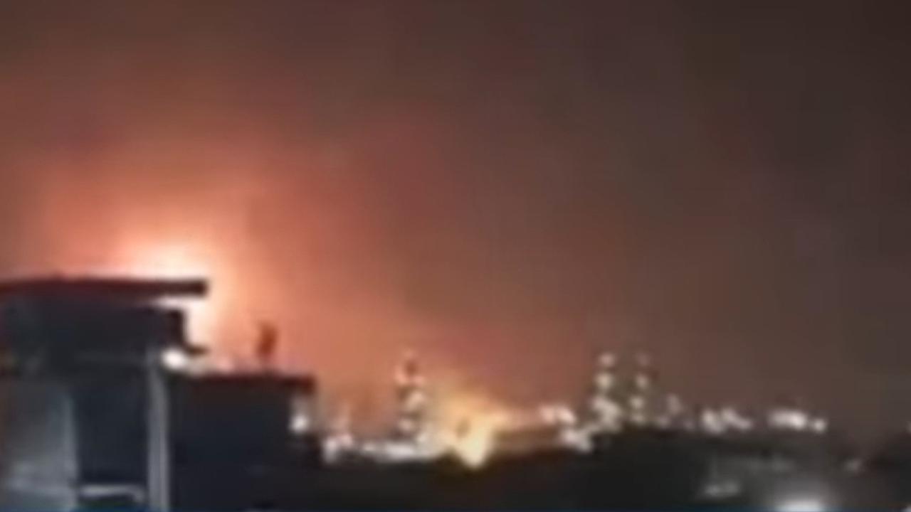 Tangkapan layar Kilang Minyak Pertamina Dumai meledak. Ledakan dan kebakaran di Kilang Pertamina RU II Dumai pada Sabtu malam sekitar pukul 22.40 WIB menyebabkan lima pekerja mengalami luka-luka.