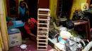 Warga membersihkan perabot rumah tangga dari sisa endapan lumpur di depan rumahnya pasca-banjir di Kawasan Jatinegara Barat, Jakarta Timur, Rabu (5/3/2025). (Liputan6.com/Herman Zakharia)