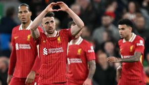 Pemain Liverpool, Diogo Jota merayakan gol ke gawang Everton dalam laga lanjutan Liga Inggris 2024/2025 di Anfield, Liverpool, Inggris, Rabu (02/04/2025) waktu setempat. (AFP/Paul Ellis)