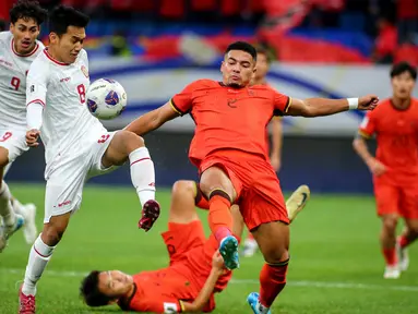 Pemain timnas Indonesia, Witan Sulaeman (kedua kiri) berebut bola dengan Jiang Guangtai (kedua kanan) saat kualifikasi Piala Dunia FIFA 2026 zona Asia melawan China di Qingdao, provinsi Shandong, China timur, pada Selasa 15 Oktober 2024. (Foto oleh AFP/China OUT)