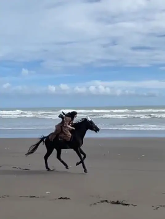 Shireen Sungkar juga senang bisa berkuda di pinggir pantai bareng sang kakak. Istri Teuku Wisnu itu mengungkapkan meski ribet memakai baju yang berterbangan. Tapi pengalaman tersebut membuatnya ketagihan. Justru baju yang berterbangan terkena sepoi angin itu membuatnya terlihat seperti kesatria muslimah. (Liputan6.com/IG/@shireensungkar)