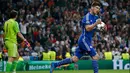 Penyerang Schalke 04, Klaas-Jan Huntelaar (kanan) merayakan gol ke gawang Real Madrid di leg kedua 16 besar Liga Champions di Stadion Santiago Bernabeu, Madrid, Spanyol, (10/3/2015). Schalke 04 Menang 4-3 atas Real Madrid. (Reuters/Juan Medina)