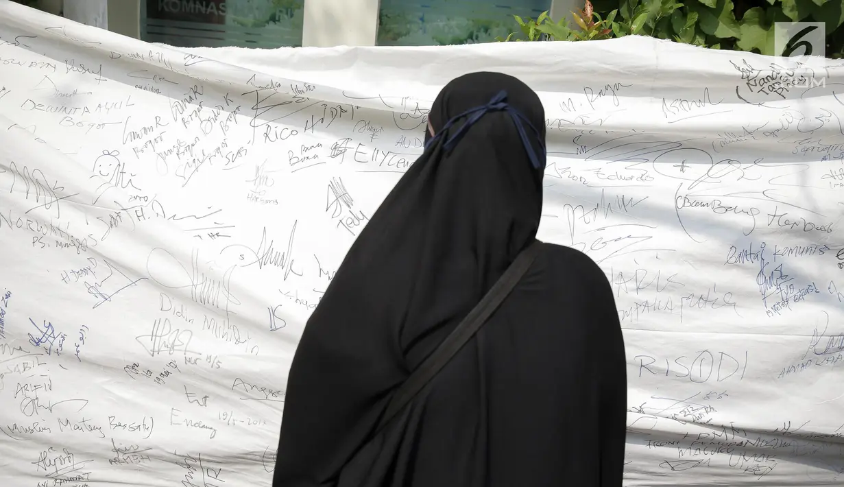 Peserta aksi menandatangani spanduk Aksi Galang Petisi Tolak Kriminalisasi Ulama di kantor Komnas HAM, Jakarta, Jumat (19/5). Para alumni 212 mengumpulkan satu juta tanda tangan sebagai bentuk dukungan terhadap Komnas HAM. (Liputan6.com/Faizal Fanani)