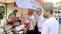 Direktur Operasional Askrindo, Erwan Djoko Hermawan (kedua kanan) mengunjungi stand Warung PAUD mitra binaan Askrindo pada acara Festival Merah Putih IFG di Jakarta (21/08/2022). (Liputan6.com/HO)