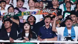 Suporter Persebaya atau yang lebih dikenal Bonek disambut hangat oleh The Jakmania. (Bola.com/M Iqbal Ichsan)
