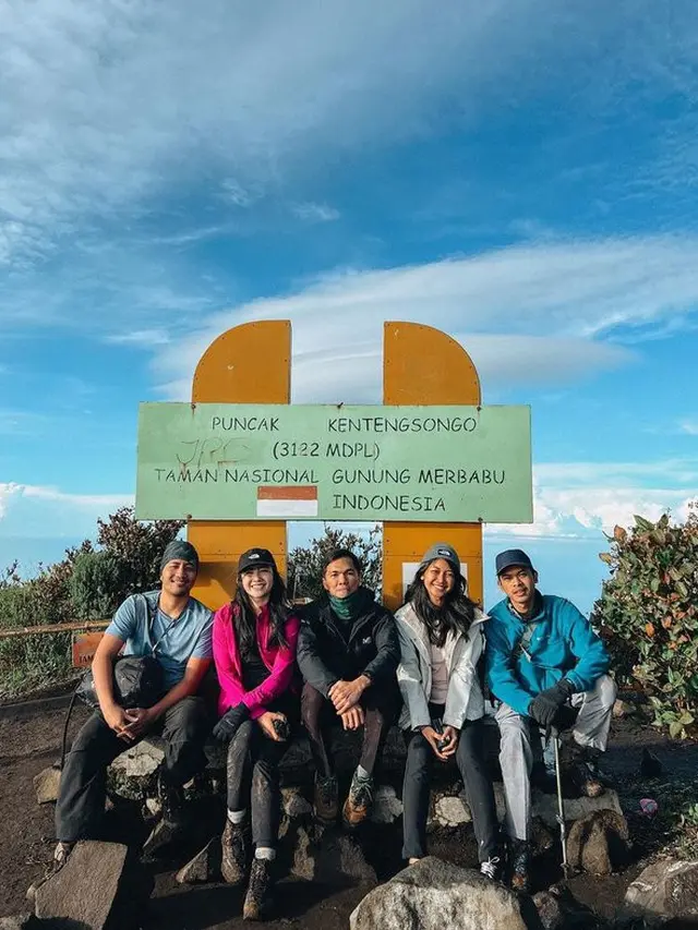 6 Momen Febby Rastanty Mendaki Gunung Merbabu, Penuh Perjuangan