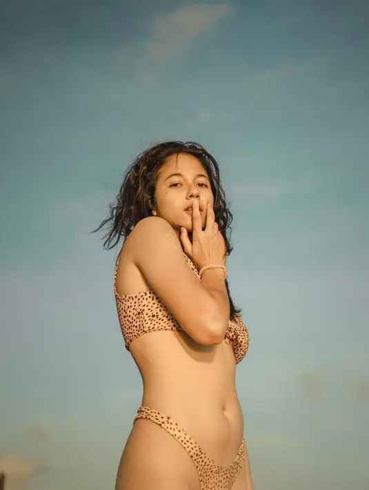 Berpose dengan latar langit yang cantik, Sitha Marino mengenakan bikini two piece motif dots. @sithamarino.