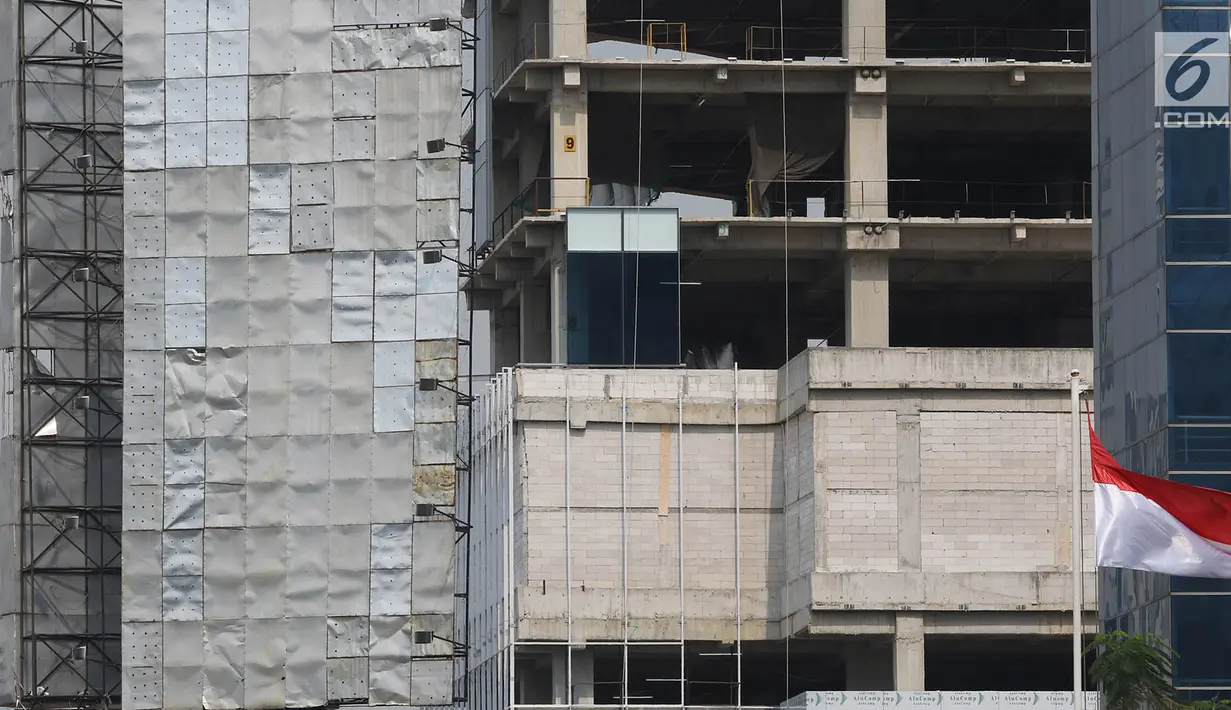 Konstruksi papan reklame terpasang di depan sebuah gedung kosong di Jalan Gatot Subroto, Jakarta, Rabu (20/9). Pemerintah Provinsi DKI Jakarta bakal membongkar bangunan reklame yang masa izinnya sudah kedaluwarsa. (Liputan6.com/Immanuel Antonius)