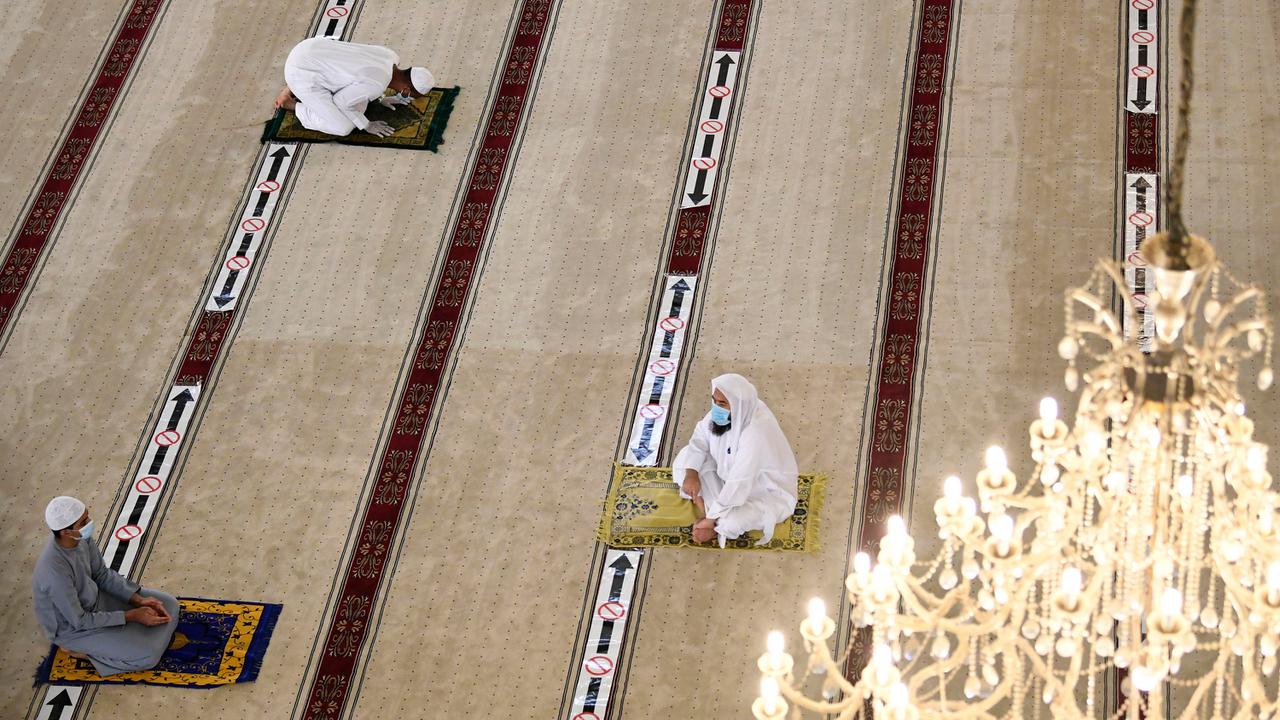 Salat Berjarak di Masjid Uni Emirat Arab